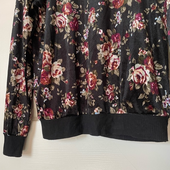 2/$12🌿 Bobeau NWOT Velvet Floral Long Sleeve Top - Black / Red - Picture 3 of 5
